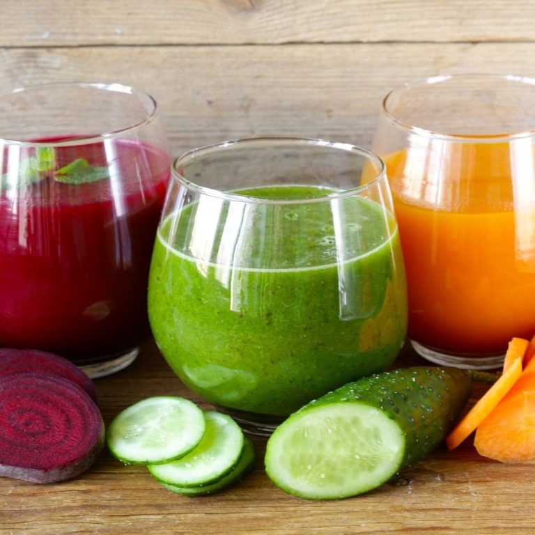 Fastenverpflegung nach Buchinger Drei Gläser mit Säften: Rote Bete, grüner Smoothie und Karottensaft.